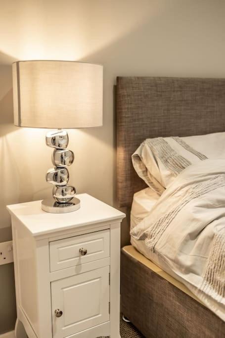 Executive Apartments Free On-Site Parking, 2 En-Suites, Sleeps 4, Swindon Exterior foto