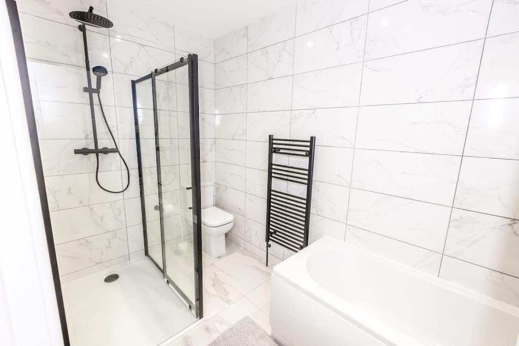 Executive Apartments Free On-Site Parking, 2 En-Suites, Sleeps 4, Swindon Exterior foto
