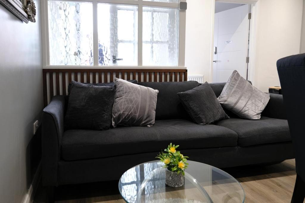 Executive Apartments Free On-Site Parking, 2 En-Suites, Sleeps 4, Swindon Exterior foto