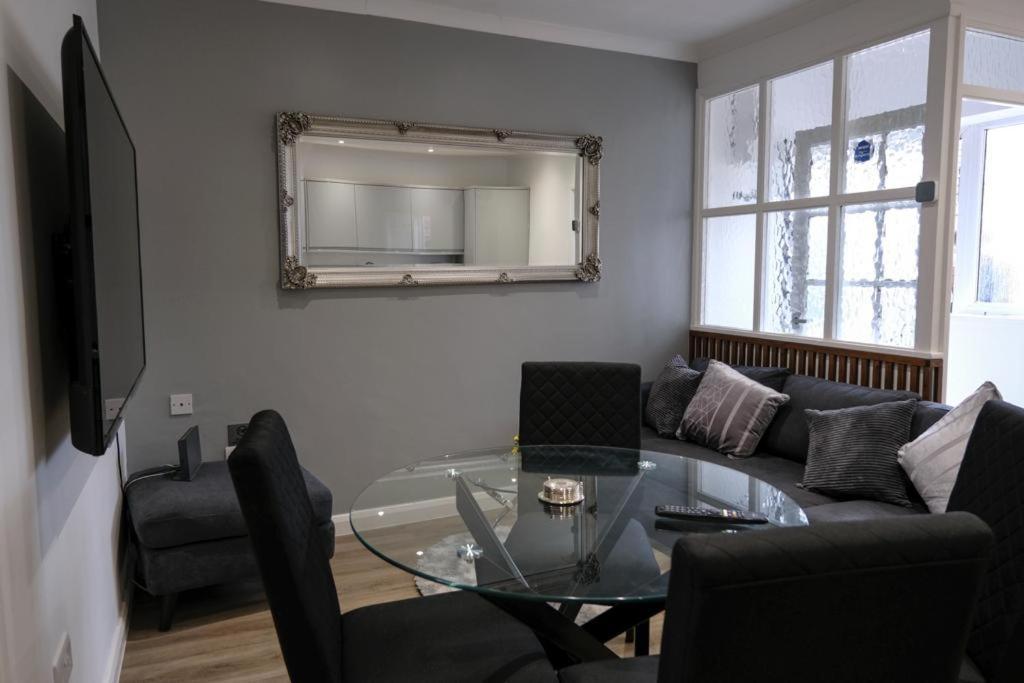 Executive Apartments Free On-Site Parking, 2 En-Suites, Sleeps 4, Swindon Exterior foto